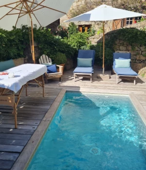Massage corsica massage devant piscine d'une maison d'hôtes à Fozzano 