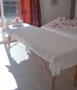 Table de massage dans chambre dhotel de luxe 