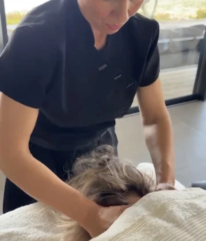 Une masseuse de Corsica Massage,  masse une cliente dans une villa de luxe à Olmeto 