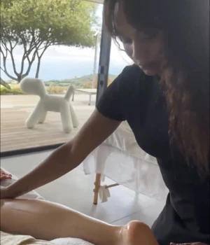 Corsica massage masse une cliente dans une villa de luxe