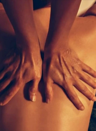 Profitez d'un massage sur Propriano. Une femme se fait masser le dos à l'institut Corsica Massage.