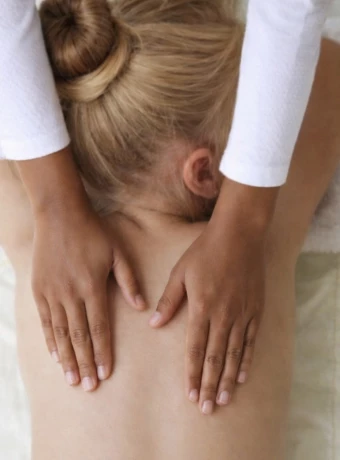 Profitez d'un massage sur Propriano. Femme se faisant masser à l'institut Corsica Massage.