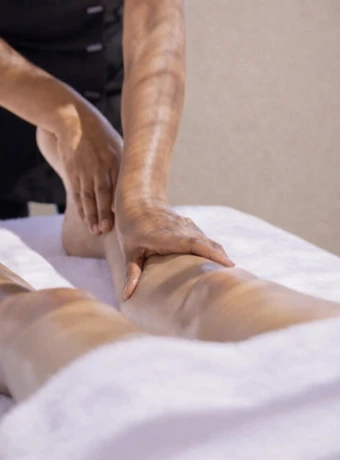 Profitez d'un massage 20110 et alentours. Sylvie, praticienne bien-être diplômée, pratiquant un massage suédois chez Corsica Massage.