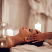 Corsica Massage vous propose ses services en institut ou en itinérance sur Propriano. Massage du visage effectué à l'institut Corsica Massage.