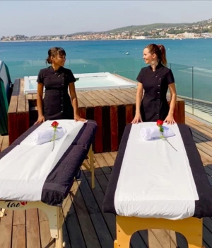 Préparation pour un massage en duo sur terrasse d'un grans hôtel de luxe
