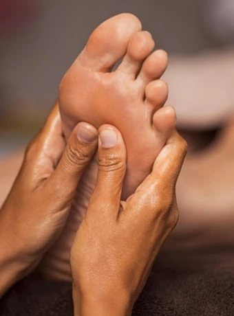Profitez d'un massage sur Propriano. Femme se faisant masser à l'institut Corsica Massage.