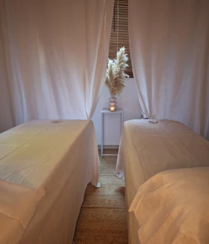 Massage dans le salon de massage Corsica Massage pour un massage en duo , aux bains de baracci à Olmeto 