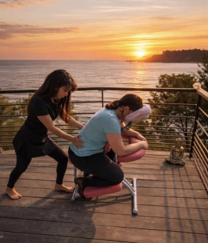 Massage corsica massage sur la terrasse d'une villa de luxe , faisant massage amma assis 