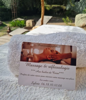 Table de massage sur terrasse ombragée avant le massage corsica Massage 